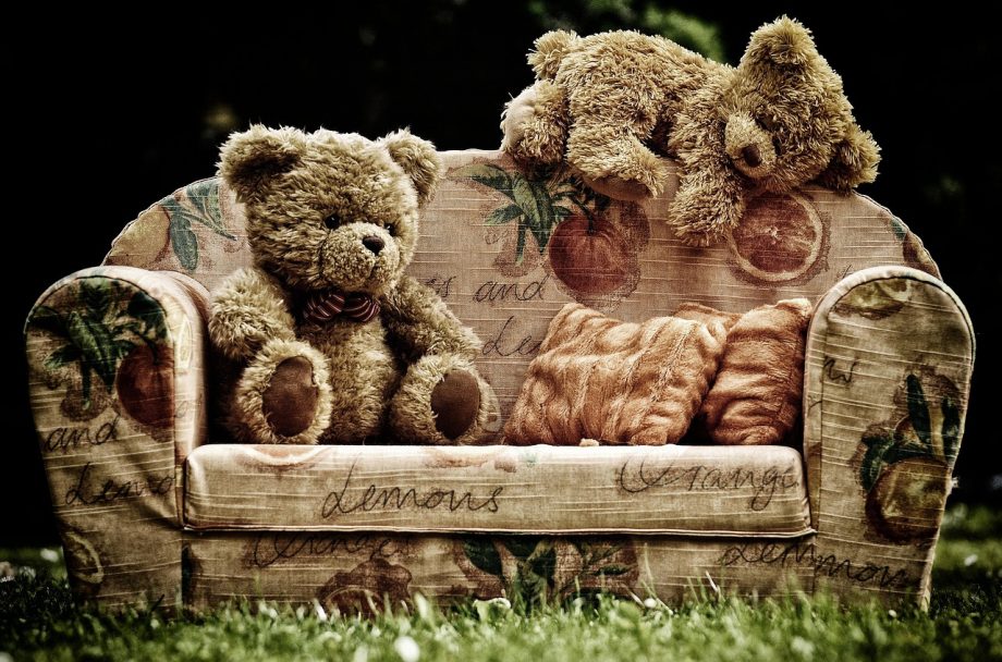 Cara Merawat Sofa Kain agar Tidak Berbau dan Tidak Kusam