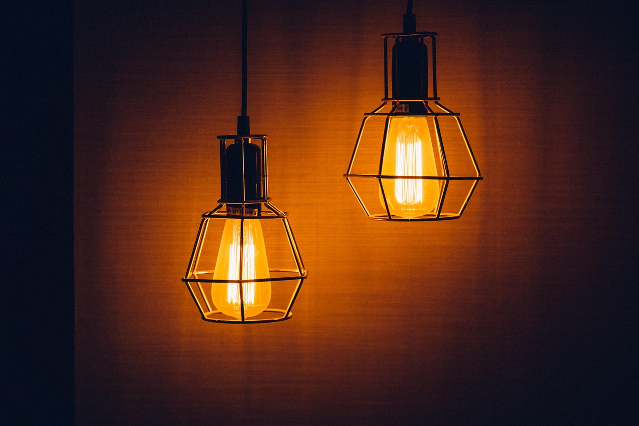 Perbandingan Lampu Gantung vs Downlight untuk Ruang Tamu: Mana yang Lebih Pas?