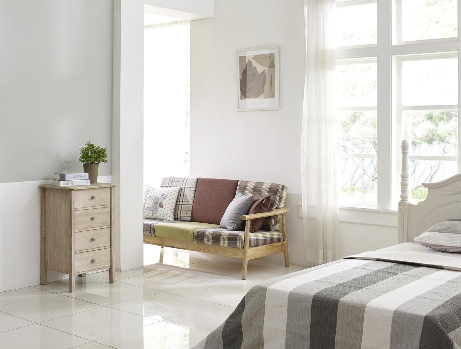 Interior kamar dengan gorden jendela