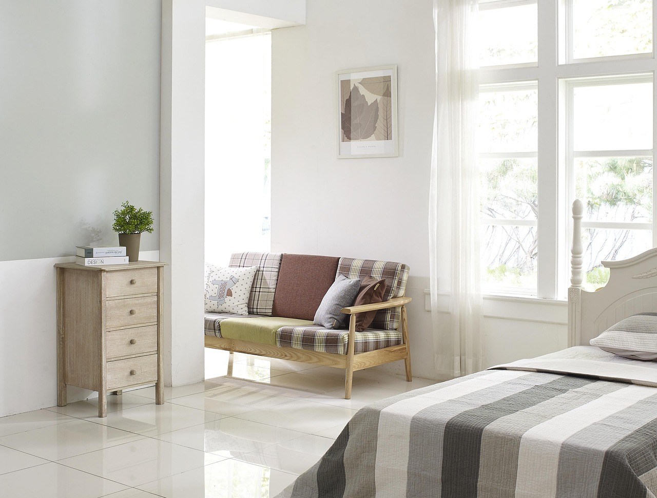 Perbandingan Gorden vs Roller Blind: Mana yang Cocok untuk Rumah Anda?